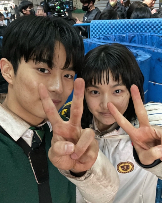 Actor Lee Eun-sam emits a charm of reversal.On the 3rd, Lee Eun-sam posted several photos on the Instagram with an article entitled My curly hair naughty my naughty # Jang Woo-jin # Park Mi-jin # All of Us Are Dead.In the photo, Lee Eun-sam posed in a makeup. She was delighted to draw a V-shaped picture with Jang Woo-jin, who was breathing on Netflixs All of Us Are Dead.Lee Eun-sam played the role of a courtesan in MBC drama Red End of Clothes Retail. In All of Us Are Dead, he played the role of Park Mi-jin,The biggest wind of the year is the All of Us Are Dead, Lee said in an interview with the company. I hope this work will be a broader actor.I like her because she is a righteous woman who is not afraid of zombies and rushes without fear of zombies, she said.Photo: Lee Eun-sam Instagram