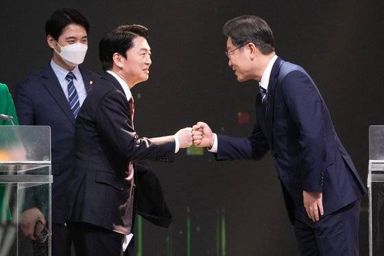 안철수 국민의당 대선후보와 이재명 더불어민주당 대선후보가 3일 저녁 서울 영등포구 KBS 공개홀에서 열린 지상파 방송 3사(KBS?MBC?SBS) 합동 초청 대선후보 토론회에 참석해 인사를 나누고있다.