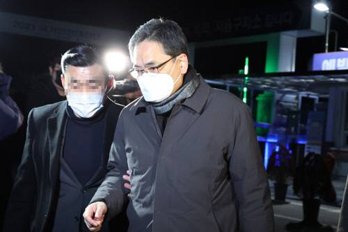 대장동 개발업자들에게 도움을 주고 아들을 통해 거액을 받았다는 의혹이 제기된 국민의힘 출신 곽상도 전 의원이 지난해 12월2일 새벽 구속영장이 기각되자 서울구치소에서 나와 귀가하고 있다. 연합뉴스