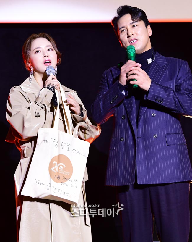 Singer Geum Jan Di is attending a showcase and mini concert at CGV Starium Hall in Yeongdeungpo on the afternoon of the 4th.At the mini concert, fellow singer Jang Min-Ho attended and shone.