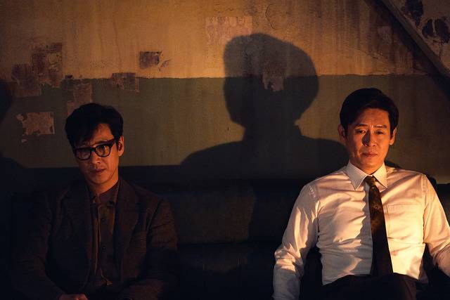 영화 '킹메이커'는 세상을 바꾸기 위해 도전하는 정치인 김운범(설경구 분) 앞에 그와 뜻을 함께하고자 선거 전략가 서창대(이선균 분)가 찾아와 벌어지는 이야기를 그린다. /메가박스㈜중앙플러스엠 제공