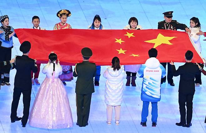 4일 오후 열린 2022 베이징 겨울올림픽 개회식의 중국 국기 입장에서 한 여성(앞줄 왼쪽 둘째)이 한복을 입고 있다. 김경록 기자