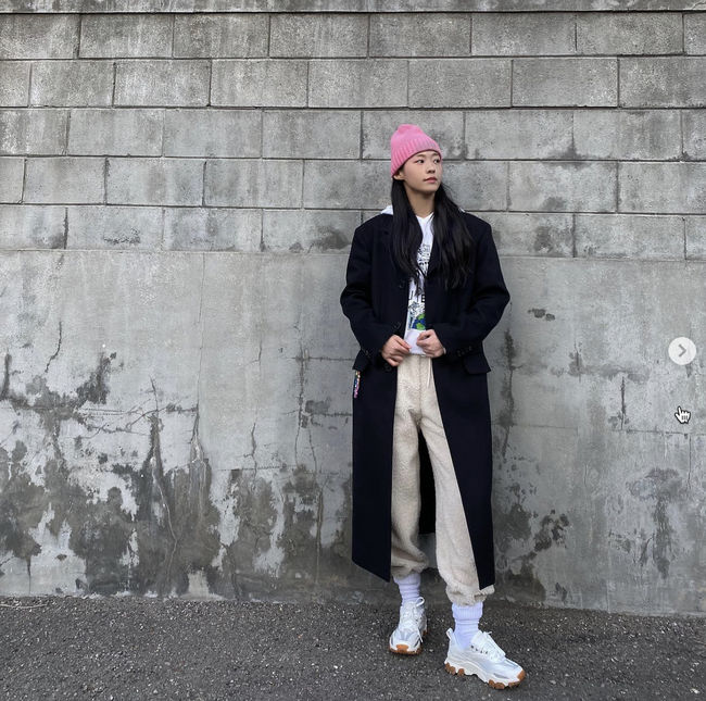 Actor Seolhyun flaunts perfect winter fashionSeolhyun posted a photo on her social media on Monday.Seolhyun sported a sensual fashion in a pink hat and coat, which makes the viewer admire the ecstasy and perfect proportions of Seolhyun.Seolhyun, who made his debut as a girl group AOA in 2012, is actively working as an actor.Last year, I met viewers with Day and Night, and recently, I confirmed the appearance of TVNs new drama High Seas Shopping List with Lee Kwang-soo and Jin Hee-kyung.