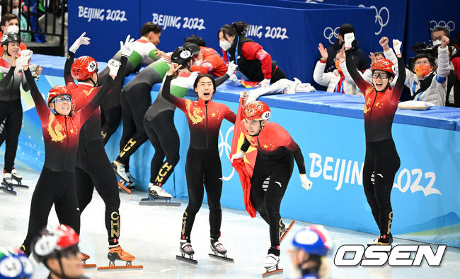 [OSEN=베이징(중국), 지형준 기자]중국 쇼트트랙 혼성계주 선수들이 1위를 거머쥔 뒤 기뻐하고 있다. 2022.02.05 /jpnews@osen.co.kr
