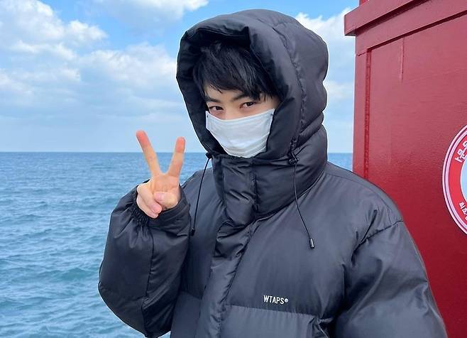 Astro (ASTRO) Jung Eun-woo has emanated a refreshing charm.On June 5, Jung Eun-woo posted several photos with his sea emoticons on his instagram.In the photo, Jung Eun-woo is wearing a black long padding and enjoying a break on the beach.Having enjoyed the refreshingness of the winter sea, he attracted attention with his genius beauty that he could not cover with a mask.Jung Eun-woo, who showed off the sculpture visuals in the picturesque landscape, made a smile with a V-pose, like a scene in a youth drama.Fans cheered with comments such as It is so cute, It looks good, and It looks good.Meanwhile, Jung Eun-woo confirmed the appearance of OCNs new drama, Island, a fantasy drama that explores the secrets hidden in Jeju Island, a beautiful island in the South Sea.