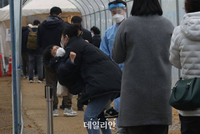 '엄마, 코로나 검사 무서워요' ⓒ데일리안 류영주 기자