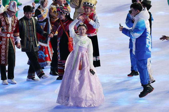 4일 오후 중국 베이징 국립경기장에서 열린 2022 베이징 동계올림픽 개회식에서 한복을 입은 한 공연자가 손을 흔들고 있다. [연합]