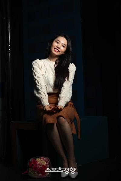 연극 ‘저기요’에 주연 배우로 출연 중인 ‘프로듀스 101’ 그룹 아이오아이 출신 배우 김소혜가 지난달 26일 서울 대학로 알과핵 소극장에서 스포츠경향과 인터뷰에 앞서 포즈를 취하고 있다. 사진|정지윤 선임기자