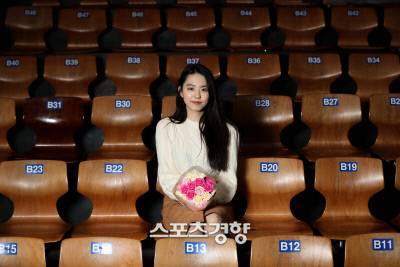 연극 ‘저기요’에 주연 배우로 출연 중인 ‘프로듀스 101’ 그룹 아이오아이 출신 배우 김소혜가 지난달 26일 서울 대학로 알과핵 소극장에서 스포츠경향과 인터뷰에 앞서 포즈를 취하고 있다. 사진|정지윤 선임기자