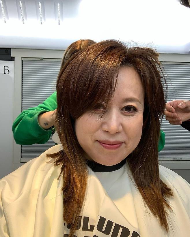 Gagwoman Park Mi-sun has unveiled a new style.Park Mi-sun posted a picture on his instagram on the 8th with an article entitled I am shooting ... short hair in a long time.The photo shows Park Mi-sun, who is undergoing a hair-dressing procedure, while Park Mi-sun, who has been sticking to short cut, has a different feeling with long hair.In the photo, Park Mi-sun turns into a single hair and catches the eye.Park Mi-sun, who has transformed into a single hair with long hair, boasts an intellectual and elegant beauty and boasts a visual like Aid Beauty Gag Woman.Meanwhile, Park Mi-sun married comedian Lee Bong-won in 1993 and has one male and one female. Currently, he is appearing on KBS 2TV Plenteous.