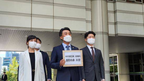 지난해 9월17일 머지포인트 피해자 집단소송 대리인단이 서울 서초구 서울지방법원에 손해배상 청구 소송을 접수한 뒤 기자들의 질문을 받고 있다. 사진=김대현 기자.