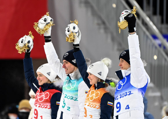 2022 베이징 동계올림픽 스키점프 남녀 혼성 단체전에서 4개국 5명의 선수가 무더기로 실격됐다. 7일(현지시간) 열린 2022 베이징 올림픽 스키점프 혼성 단체전에서 슬로베니아가 첫 금메달을 획득했다. AFP는 ‘실격에 가려진 슬로베니아의 역사적인 스키 점프 금메달’이라는 제목의 기사에서 “슬로베니아가 스키점프 혼성 단체전에서 우승했지만 사상 초유의 실격 사태가 발생했다”고 보도했다. 신화=연합뉴스