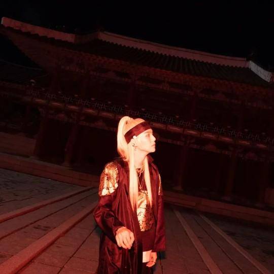 그룹 방탄소년단 멤버 슈가가 곤룡포를 입고 있다. 2020년 발표한 노래 '대취타' 뮤직비디오 촬영 때 입은 옷이다. 슈가 SNS 캡처