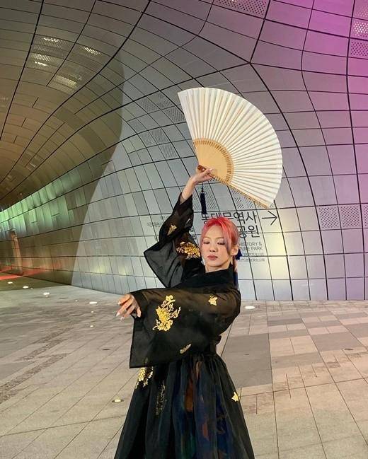 그룹 소녀시대 멤버 효연이 한복을 입고 찍은 사진을 8일 사회관계망서비스에 올렸다.