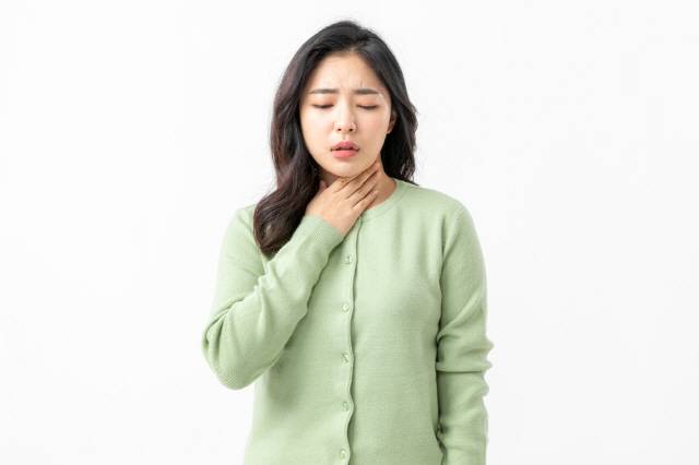 오미크론의 대표적인 증상으로는 인후통이 있다./사진=클립아트코리아
