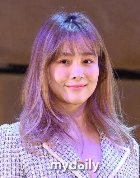 The singer and musical actor Ock Joo-hyun, who was confirmed to have been confirmed in Corona 19, was cured, the agency said.Mitsubishi Fuso Truck and Bus Corporation Co., Ltd. said on its official Instagram account on September 9, We are reporting that the Ock Joo-hyun actor has been cured thanks to your worries and concerns.In addition, the agency announced that it decided not to re-sign with two actors, including Ock Joo-hyun and musical actor Lee Ji-hye.We officially announce that two actors, Mitsubishi Fuso Truck and Bus Corporation and Ock Joo-hyun Lee Ji-hye, decided not to renew their contract at the end of last year, the agency said. The last seven years we were able to help the best actors were precious and Seo Bo-ram.I have done my best with my heart for a long time, but compared to the great affection of the fans about Actors, the company seems to have been lacking.I think the company has been helped a lot because there are exceptional fans in both actors. This account is no longer operated for two actors, the agency said. The new assistants of Actors will soon guide communication in the new space.I hope you will continue to care for and support the two actors. We will also support the actors and fans. First of all, Im telling you that the Ock Joo-hyun actor has been cured thanks to your concerns and concerns: Thank you.And it also officially informs us that two actors, Mitsubishi Fuso Truck and Bus Corporation and Ock Joo-hyun Lee Ji-hye, decided not to renew their contract at the end of last year.The last seven years that helped the best actors by our side were precious and Seo Bo-ram time.I have done my best with my heart for a long time, but I think the company was lacking compared to the big affection of the fans about Actors.The two actors have extraordinary fans, so the company seems to have been helped a lot.This account is no longer operated for two actors.Soon, Actors new assistants will guide communication in the new space.I hope you will continue to care for and support the two actors. We will support the actors and fans.