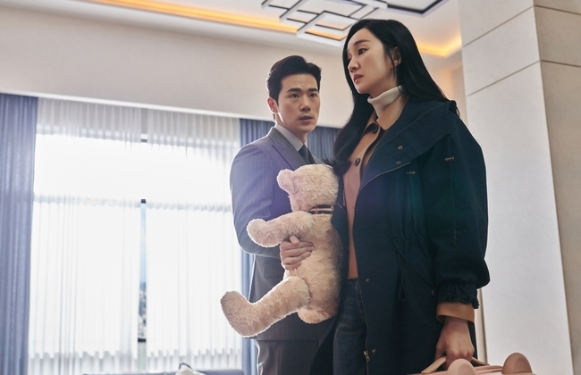 The catastrophe of the showwindos couple Soo Ae and Kim Kang-woo is not long.At the JTBC drama City of Works (playplay by Son Se-dong/director Jeon Chang-geun/production High Story D & C, JTBC Studio), the scene of the cold reunion of Yoon Jae-hee and Jung Jun-hyuk (Kim Kang-woo) is captured and catches the eye.In the first photo, Yoon Jae-hee is seen entering his house, where strangers are scattered.Each of them has an unidentified box, as well as a disturbed interior that gives a feeling of unfavorableness.However, Yoon Jae-hee is more curious because he is only looking for my way without any surprise as if he had already foreseen all this.Then, between Yoon Jae-hee and Jung Jun-hyuk, who is heading out, there is a dangerous tension as if it will explode at any moment.Especially, the expression of Yoon Jae-hee, who does not contain any emotions, and the attitude of Jung Jun-hyuk, who is hard to think of as a look toward his wife, add seriousness.Yoon Jae-hee, who has been a good wife of a seemingly harmonious family and a wife of a presidential candidate, has taken out a revenge blade to Sung Jin-ga after the death of Lee Seol (Lee E-Dam).For their own benefit, they are about to get rid of one life. They have gained the opportunity to awaken through Seo Han-sook (Kim Mi-sook) and Jung Jun-hyuk who do not blink at all.However, because it is not just Seo Han-sook to stand by, he also tied the hands and feet of Yoon Jae-hee one by one and made it impossible to act.Inevitably, while surrendering, Yoon Jae-hee expressed a blatant disgrace to Seo Han-sook as a garbage-like human being.In addition, in an interview with presidential candidate Actorja, Did not you know? I killed Lee Seol, no one said unexpected shocks, causing a big blue.After the sudden action of throwing stones in front of Jung Jun-hyuk, everyone is interested in the aftermath of the coming to Yoon Jae-hee and Sungjin.Above all, it is expected to be a big blow to the image of the presidential candidate, and it stimulates the curiosity about how Jung Jun-hyuk will react to the accident.The perfect show window couple Yoon Jae-hee and Jung Jun-hyuk are attracting attention.