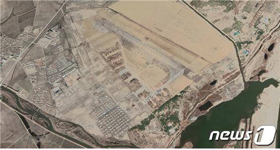 북한이 새 채소농장 건설 계획을 밝힌 함경남도 연포지구의 과거 모습. 이곳은 한국전쟁 때부터 '연포비행장'으로 사용됐던 곳이다. 소련 안토노프 설계국의 AN-2 다목적 수송기 부대가 운용됐던 것으로 파악된다.(구글 어스 갈무리)© 뉴스1