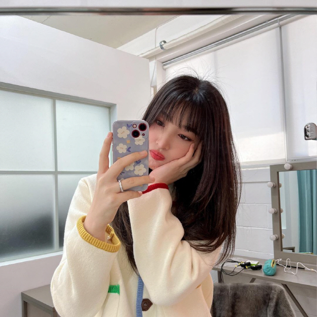 Kim Yul-hee, from Laboum, cut her bangs and was one floor younger.Kim Yul-hee posted a picture on his 10th day of his instagram saying I had to cut my bangs.Inside the picture is a picture of Kim Yul-hee, who puts his image in the mirror in the camera.Kim Yul-hee, who had to cut her bangs, is showing off her changed hairstyle.Kim Yul-hee, who shows off his charm with various expressions such as posing calyx or putting out his lips.Then, with a pale smile, he is proud of his fresh beauty.Meanwhile Kim Yul-hee is married to FT Island Choi Min-hwan in 2018 and has one male and two female children.Kim Yul-hee and Choi Min-hwan are appearing on KBS 2TV Saving Men Season 2.
