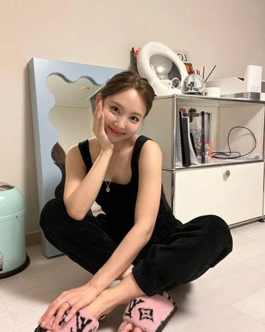 Group TWICE Nayeon showed off her dazzling beautyNayeon posted several photos on the official Instagram account of TWICE on the 10th, saying it was bubbled.In the open photo, Nayeon was wearing a black sleeveless top and jogger pants and sat on the floor and made a calyx with one hand and boasted a lovely visual.He attracted attention with his pink luxury slippers, and he showed his unchanging beauty and charm in everyday life.Meanwhile, TWICE will continue to perform World Tour in five US cities starting in Los Angeles on the 15th.
