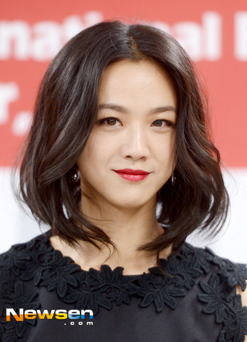 Tang Wei denied it, with reports coming from China that Tang Wei and director Kim Tae-yong are separated.China Media Sina Entertainment borrowed the words of Hong Kong media on February 10 and reported that the actor Tang Wei and Kim Tae Yong are separated.Tang Weis agency immediately denied that Tang Wei is in a very happy marriage, he said, starring in his husbands production and recording Hussein.Director Kim Tae-yong and Tang Wei, who have been linked by the film Manchu, married in Sweden in 2014 and became married. Since then, they have held their first daughter Summer in their arms in 2016.Tang Wei stars in Kim Tae-yongs new film WonderLand.WonderLand is a work based on a virtual world that allows you to see people you want to see. In addition to Tang Wei, Park Bo-gum, Suzie, Jung Yoo Mi and Choi Woo-sik appear.The release is not yet clear.