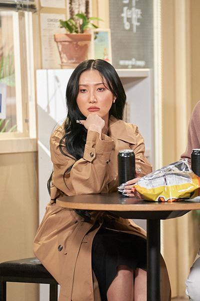 Group MAMAMOO member Hwasa will make a shocking visual transformation as a host of Coupang Play SNL Korea Season 2.Hwasa, which has become an icon of the music industry that can not be replaced with brilliant performance, excellent ability and personality, will appear as a host for 7 times in SNL Korea Season 2 broadcasted on February 12th.Hwasa, who has been active in various fields, has been promoting hot topics every time, including music charts and entertainment and food, with his extraordinary talent and talent, and predicted that he will take over the comedy show.Various YouTube scenes parody as well as sensual contest performance will be attracted to the charm.In the digital short corner Speaker Jeonseong era to shoot MZ taste first, Hyuk Soon TV, which caused the last-generation topic, will go to find another new YouTuber.In order to overcome the timid personality, the ordinary high school 3 Speaker who started YouTube will grow into a professional YouTuber that dominates popular videos from airport thief parody to chandelier cover and cocaine dance.In the corner Notting Hill, he became a top star and transformed into Hwasa who came to his ex-boyfriend Shin Dong-yup, and he shows off his deadly charm to attract Shin Dong-yup to avoid the gaze of his current girlfriend Ahn Young-mi.Finally, Connor AI Gigadoubi Giga Maria predicted the birth of an AI Character full of personality that has never been seen before.It will clean up the house in a new way beyond imagination and stimulate the laughter button with the funny chemistry with the senior AI Gigahuni Jung Sang-hoon.SNL Crewejins unstoppable performance, which has become even more popular, attracts attention.In the 2022 New Years special nature documentary series The Tears of Women, which is back, it will capture the lifestyle in detail and stimulate a close-to-real laugh with the performances of the newly-concerts that believe and see Lee Su-ji and Joo Hyun-young.In the Power Diary, where Jung Sang-hoon, Kim Min-kyo, Kwon Hyuk-soo and Lee Su-ji are discussing heatedly with the new youth president of the village, they are expected to satirize the presidential candidate TV debate in earnest.