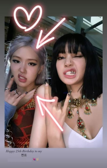 Lisa released a photo of herself with Rosé on her Instagram story on Wednesday.Alongside the photo, Lisa tagged and congratulated Rosés account with the phrase Happy 25th Birthday to my steam.In the photo, Lisa and Rosé have a distinctive playful look, especially Gorizia, whose lips are open and the accessories revealed are added.