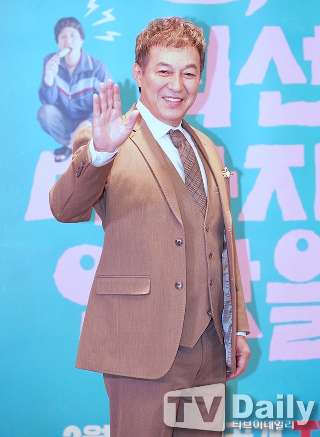 Actor Kim Kap-soo has revealed his affection for his son Jang Min-Ho and Hae-jun Park.On the 11th, Tvings new original drama Im Not Just Do Best (playplayplayed by Park Hee-kwon and director Lim Tae-woo, hereinafter Do Best) was produced by online relay.On the spot, director Um Tae-woo, Actor Hae-jun Park Kim Kap-soo Park Ji-young Lee Seung-jun Kim Do-wan Park Jung-yeon attended and talked about the work.Do Best is a funny story in which 44th voluntary white water challenges Gods at its own speed with the dream of a webtoon writer.Hae-jun Park plays Nam Geum-pil, who is in his 44th birthday, and Kim Kap-soo plays his father.Kim Kap-soo has recently appeared on KBS2 entertainment program Godfather and is making singer Jang Min-Ho as his son.On the Drama, when Hae-jun Park was a son, Kim Kap-soo replied, Both sons are so good.In particular, Kim Kap-soo said, For me, Hae Jun is really like a child. I have been fighting together for months in a house.My job is a hair designer, and when I get back from work, my son is eating while playing. My father eats and my son does not help.It hurts my heart and is salty when I see it. When asked what it would have been like if Nam Geum-pil was his son, he laughed, No, I would not have left it.Do Best Still will be released exclusively on Tving on Wednesday.