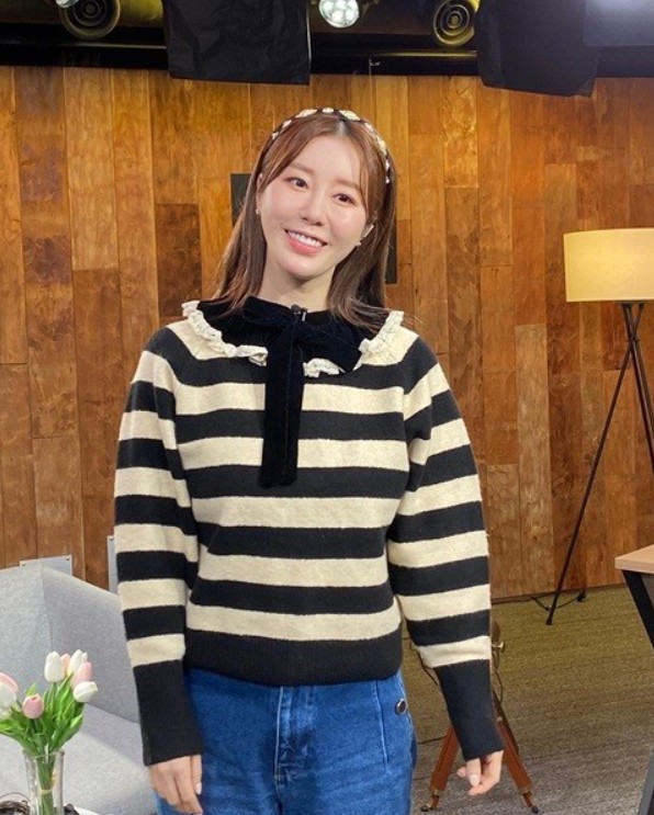 Singer Butterfly showed off her increasingly pretty beauty.On the 11th, Butterfly posted a picture on his instagram with the phrase Today at 3 oclock Naver Now Nguyens home shooter talk and live intention.Butterfly in the photo is dressed in striped patterns and photographed. She wears a headband and has a cute smile and boasts a cute charm.Above all, she succeeded in losing 15kg after giving birth, and her slender body was impressed.Meanwhile, Butterfly married a non-entertainer of one year old in 2019 and has a son in her life, and recently lost 15kg after giving birth.On February 7, he released a remake of Melomances Gift.