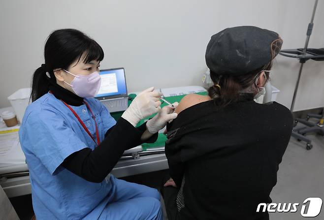 4일 서울 은평구 청구성심병원에서 한 시민이 코로나19 백신 3차접종을 하고 있다.. 2022.1.4/뉴스1 © News1 이성철 기자