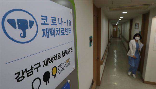 지난 3일 강남구 역삼동 하나이비인후과병원 호흡기전담클리닉에서 의료진이 재택치료자들을 모니터링 하고 있다. ⓒ사진공동취재단