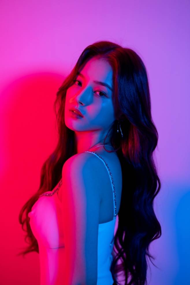 A six-color, six-color, various charms of Momoland have been released.PhotoMusic Korea (PMK) presented Momolands cover (label) and pictorial/single interview with colorful poses from Lee Hye-bin, Jane the Virgin, Nayun, JooE, Ein and Nancy in its February issue.It is a special feature of 23 pages, of which 3 pages of Interview articles and 20 pages of pictures are available.Park Hoon (CEO of Minemori Studio), a famous photographer and PMK (Photo Music Korea) photo editor, has well captured fresh and lovely moods from unique Anglo-Momoland groups and personal cuts.The style and visual were overseen by director Lim Seung-eun.In addition, star composer Yoon Il-sang came out as an interviewer and released various interesting contents including the behind-the-scenes story about Momoland members and Yummy Yummy Love (Yamiya Mirab).This new song, Yamiyamyrup, has become more colored than the existing songs, Lee Hye-bin said in an interview with Photo Music Korea (PMK). It has developed even more in the existing Momoland as it has become bright and splashy.Jane the Virgin said, If it was rainbow-like Feelings in the past, now Momoland seems to have become more diverse and mature.As for the reason why Momoland has a fan base that is both male and female, Nayun said, I carefully think that there are many bright and positive Feelings music and lyrics, and that Momoland is also such a tendency.Momoland also spoke about their respective hobbies and activities other than music.Lee Hye-bin appeared in the musical Hashtag, Nayun said he made a ring with beads at home and enjoyed oil pastel paintings.Jane the Virgin is also engaged in YouTube called Mohajiyeon, and Nancy likes to play with a puppy called Bachu, write lyrics and draw pictures.JooE is also keen on drawing every day, and Ein said he enjoys reading.Yoon Il-sang praised Momoland and Interview as artists who always give music gifts like oasis to dry life.In addition, Yoon Il-sang praised the new song Yamiya Mirab for saying, Wow ~ music is so good. The hook is good, but the emotional Feelings of the Verse part are too good and are expected to work well.Yoon Il-sang also expressed his candid expectations that I wish you the Billboard of Yamiya Love.