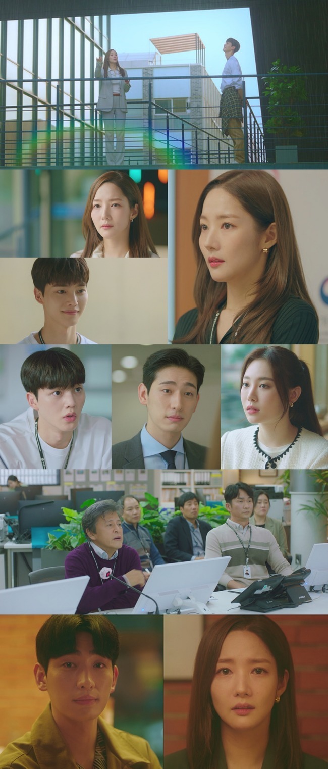 The Weather Service continued its sweeping development from the first broadcast, from the breakup of Park Min-young to the intense first meeting with Song Kang.The ratings were 4.5% nationwide and 5.6% Seoul Capital Area.In the first episode of the JTBC Saturday drama People in the Weather Service: The Cruelty of In-house Love (director Cha Young-hoon, the playwright Sunyoung, creator Gline & Kang Eun-kyung, production Anfio Entertainment, JTBC Studio, hereinafter People in the Weather Service), which was broadcast on February 12, the world of the Korea Meteorological Administration, which had not been seen in the anbang theater, was unfolded in earnest.The story of people working hard to inform the weather information that changes every minute quickly and accurately was so exciting that they could not take their eyes off for a second.The purpose of these people is to protect the safety of the people and to solve the inconvenience in everyday life with prompt and accurate forecasts. In order to do so, it was important not to miss the Signal, which can change to a 1% probability.The hail, which was suddenly encountered by missing Signal, led to damage to citizens, including paralysis of land, sea and air traffic and damage to crops.On the other hand, if you quickly recognize Signal and respond appropriately, you can prevent damage by thorough preparations that match it.Therefore, analysis and heated discussion of the blood sweat tears of the Meteorological Agency employees were essential.In this process, Park Min-young, the general manager of the 2nd general team of the main office, and Lee Si-woo, special assistant to the Seoul Capital Area, fiercely confronted each other.The Meteorological Agency has to consider the cost of public personnel every time it issues a special report, which is a few hundred billion won.Moreover, if the forecast was slightly out of line, the citizens complaints of the Obocheong were poured out, so they had to be more cautious. On the other hand, Siu was a style that did not cover the weather.After trying to disregard the hail and the non-bomb Signal, the distribution, which issued a heavy rain warning to Seoul Capital Area without permission from the main office, fully explained this.Ha Kyung was greatly angry at Siu, who was not careful.However, Siu, who was convinced of the forecast based on the data he had run on his own feet, rather pointed out the marriage of Hajing and said, The forecaster who is responsible for the safety and convenience of the people should not neglect it because of personal affairs.The collision between the lower and the northern Pacific bases, which resemble the Siberian base, caused such a huge amount of rain.In the weather, which compares the intense first impression of each other, I wondered if the mind of the two people, which is the right position, will change like the weather that changes even with the probability of 1%.