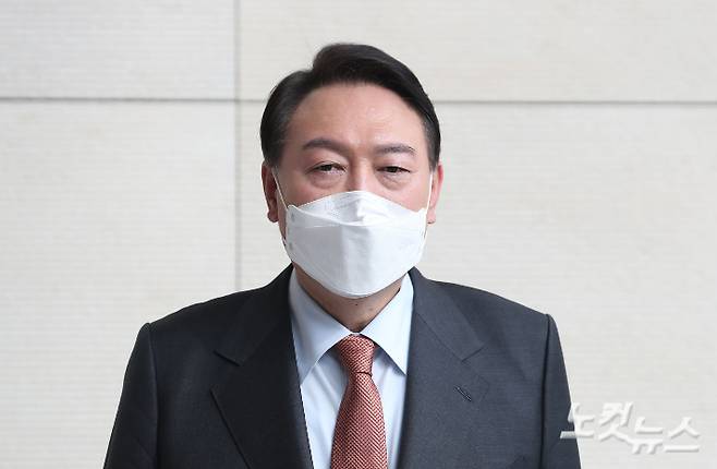 윤석열 국민의힘 대선후보가 13일 오후 서울 송파구 롯데 시그니엘에서 마이크 펜스 전 미국 부통령을 면담하고 나온 뒤 취재진 질문에 답하고 있다. 국회사진취재단