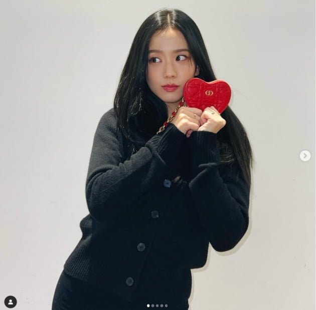 Girls group BLACKPINK (BLACK PINK) member JiSoo told her daily life.JiSoo posted a picture on his instagram on the 14th with an article called Happy Valentines day.In the open photo, JiSoo poses with a black button cardigan and black jeans in an all-black fashion and a red heart-shaped mini bag.Meanwhile, the group BLACKPINK, which belongs to JiSoo, broke through the choreography video A billion view of How You Like That, setting its first record for K-pop artists.Photo: BLACKPINK JiSoo SNS