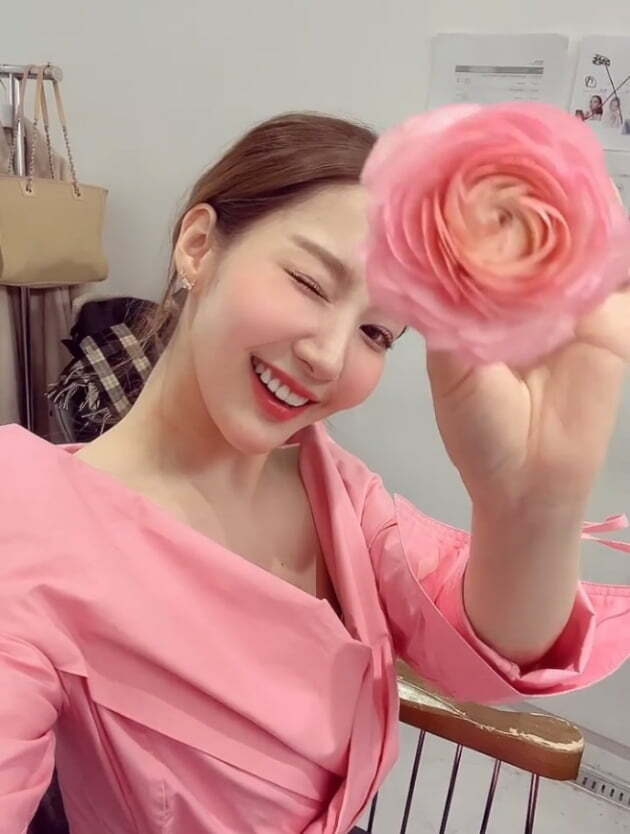 Actor Park Min-young delivered his fresh daily life.Park Min-young said on his 14th day, Will you be my Valentine? I posted the video with the article.Park Min-young in the public image is winking at the camera by turning the pink flower.Meanwhile, Park Min-young is appearing on JTBCs Meteorological Administration: A Cruelty of In-house Love, a comprehensive channel.Photo: Park Min-young SNS