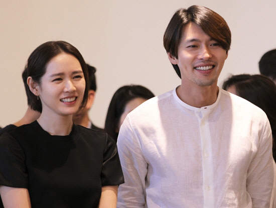 지난 2017년 영화 ‘협상’ 첫 촬영에서 포착된 배우 현빈과 손예진.
