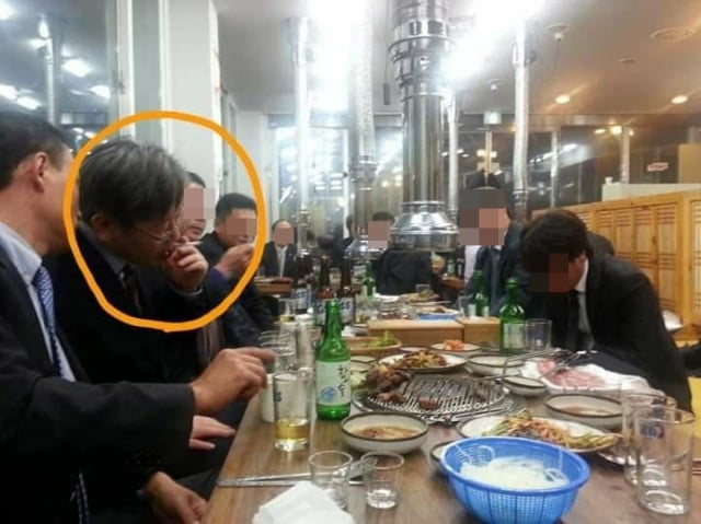 이재명 더불어민주당 대선후보가 과거 음식점 내부에서 흡연하고 있는 모습. / 사진=김웅 국민의힘 의원 페이스북 캡처