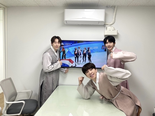 The group U-KISS (U-KISS) has been empowered by a different cheer for the 2022 Beijing Winter Olympics South Korea national team players.U-KISS (Claudia Kim and Hunwa Gisup) posted a cheering message on the official SNS on the 14th with the 2022 Beijing Winter Olympic Games viewing shots.In the public photo, U-KISS member Claudia Kim, Hoon, and Gisup watched live 2022 Beijing Winter Olympic short track womens 3000m relay final with a silver medal in a thrilling victory.In addition, U-KISS, along with the photo, said, Today, our players were impressed. I look forward to the rest of the Gyeonggi Province injury and regretless appearance.South Korea Fighting to send a heartfelt cheer to boost positive energy.U-KISS debuted in 2008 with the mini-album New Generation and made its debut with Im okay, Bingle Bingle, What, Shut up!, 0330 , Kiburijima and other hits of various genres. He has been active in OST and various entertainments and has solidified his position as a group with skills and artistic sense.Recently, U-KISS has been actively engaged in various fields, starting with YouTube and civilization express, which is causing a reverse driving craze.On the other hand, U-KISS will join the first artist of Tango Music, a new agency, this year and start full-scale activities.