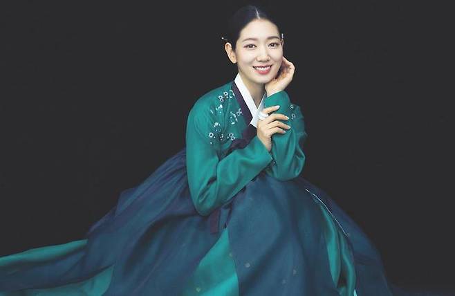 배우 박신혜가 한복은 우리나라 전통 의상이라고 강조한 가운데 중국 네티즌들이 악플을 퍼붓고 있다./사진=박신혜 인스타그램