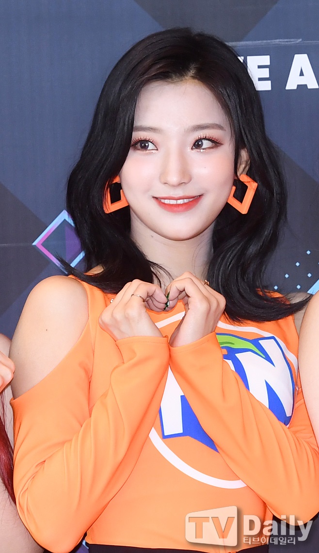 Group Fromis 9 member Lee Sae Rom has explained the controversy over attitude.Lee Sae Rom posted a lengthy post on Wednesday through the fan community.Fromis 9, which Lee Sae Rom belongs to, broadcast live on Naver V Love Live! on the 11th.Before the full-scale broadcast began, the video was turned on and Lee Sae Rom was talking to the members and heard a voice saying Im sick and tired and Love Live, the time he communicates with his fans!There was a controversy over whether it was annoying to broadcast.Lee Sae Rom said the comments Im sick of it were about self-pricing due to COVID-19.Previously, member Lee Seo-yeon received a COVID-19 tested positive judgment on the 4th, and the members suffered their own self-interest.Lee Sae Rom said, After the self-described period, I met the members for a long time before the start of Love Live!I was told that I was tired of being able to go out even though it was good at first, because I was stuck with Moy Yat with my members. He also explained, Although the self-pricing period is 7 days, I am writing a house like (member) Seo Yeon-yi, but I can not return to the hostel until the period of Seo Yeon-yis voice result. I am worried about Seo Yeon-yi. I wanted to show you, but Im sorry to surprise you because of my carelessness.I will come to you more often with more careful and mature appearance in the future. Hello. Fromis 9. Im writing to the Flovers yesterday to explain the early part of the story.After the self-determination, I met the members for a long time before the beginning, and I have been sharing my bad words.I was told that I was tired of being able to go out even though it was good at first, because I was stuck with Moy Yat and was alone.In addition, the self-pricing period is 7 days, but I am not able to enter the hostel until the period when the voice result of Seo Yeon-yi comes out. I am worried about Seo Yeon-yi, so I want to go back to the hostel again quickly.I wanted to show you a better picture as it was a long time since I met the flovers, but I am sorry to surprise you because of my carelessness.