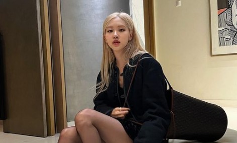 Rosé from the group BLACKPINK has reported on the latest with a modern look.On Wednesday, Rosé posted several photos on his Instagram account with heart emojis.In the photo, Rosé was photographed in a jacket and short skirt, and was impressed by the way he posed on a sofa in a luxurious interior house.Above all, Rosé showed off her live doll visuals with a slender figure, transparent skin and blonde hair.On the other hand, BLACKPINKs regular 1st title song Lovesick Girls exceeded 300 million streaming times in Sporty on the 17th.Following Kill This Love (500 million), How You Like That (500 million), Toodoo (400 million), Ice Cream (300 million), Like the Last (300 million), Boombaya (300 million), Jenny Solo song SOLO (300 million), Lisa Solo song MONEY, BLACKPINKs ninth 300 million st. Its a dreaming song.