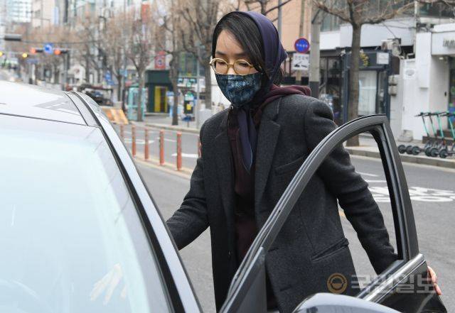 윤석열 국민의힘 대선 후보의 부인 김건희씨가 14일 서울 마포구 극동방송국 안에서 극동방송 이사장인 김장환 목사와 만남을 가진 뒤 밖으로 나와 차량에 탑승하고 있다. 최종학 선임기자