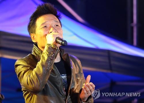 The woman who resembles Michael Jackson has been interpreted as a target of Kim Gun-hee, the spouse of Yoon Seok-yeols presidential candidate, as the phrase Gunny has been repeated in the song lyrics.Yoon said, It is too bizarre to summon a great musician to a low-level offensive. He also criticized himself, saying, My wife has been evaluated for her appearance in front of the people because I am political, and she has suffered a lot of hard work as a woman.Ahn Chihwan wrote a statement on the YouTube channel Ahn Chihwan TV the day before, saying, My theory as a creator is that I made a song, but after my song is released to the world, the evaluation and interpretation of the song is the responsibility of the listener. He wrote.When I released Irony last year, the interpretation was various, he said. This song also has a variety of interpretations and evaluations. There are positive parts and harsh criticism.Ahn Chi-hwan, in particular, said in the last part of the song, Thats enough for one person. That person means not Michael Jackson but the non-linear reality of Park Geun-hye, who is in prison now.It is a song that made the national farmers, the dark shadow of power that made the whole nation despair, and the desperation that the nightmare may be repeated.Ahn Chihwan started his solo career in 1989 after starting his singing concert in college, and in 1986, he started his solo career through people who were singing at dawn and singing.He has produced representative songs such as Solah Sola Blue Sola, Reviving the Dry Leaves, If I Am, and People Are Beautiful than Flowers.Ahn Chihwan also criticized the opportunists who were in power through Irony in 2020 and collected topics.