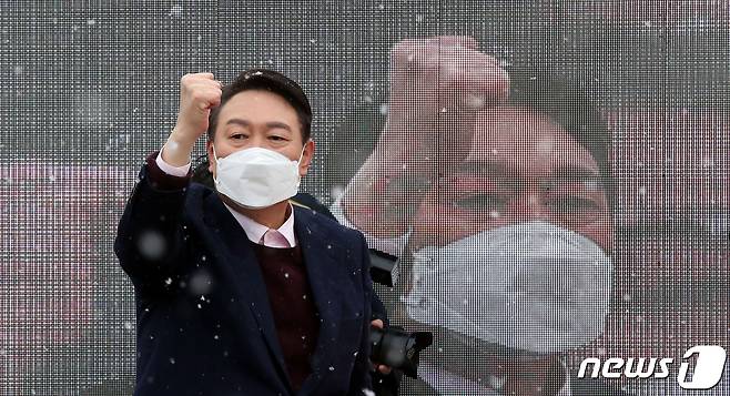 윤석열 국민의힘 대선 후보가 16일 오전 광주 송정매일시장에서 열린 유세에서 지지를 호소하고 있다. 2022.2.16/뉴스1 © News1 구윤성 기자