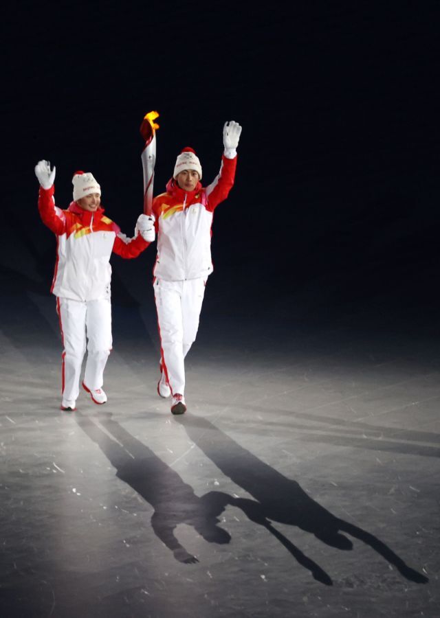 4일 오후 중국 베이징국립경기장에서 열린 2022 베이징 동계올림픽 개막식에서 최종 성화 주자인 디니걸 이라무장과 자오자원이 성화대를 향해 나아가고 있다. 뉴시스