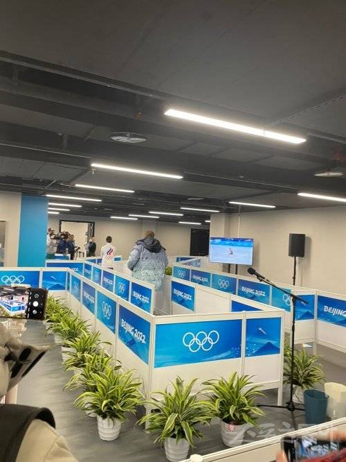 도핑 테스트에서 양성 반응이 나와 논란의 중심에 선 카밀라 발리예바(흰색 상의)가 도망치듯 믹스트존을 빠져나가고 있다. 베이징 | 강산 기자