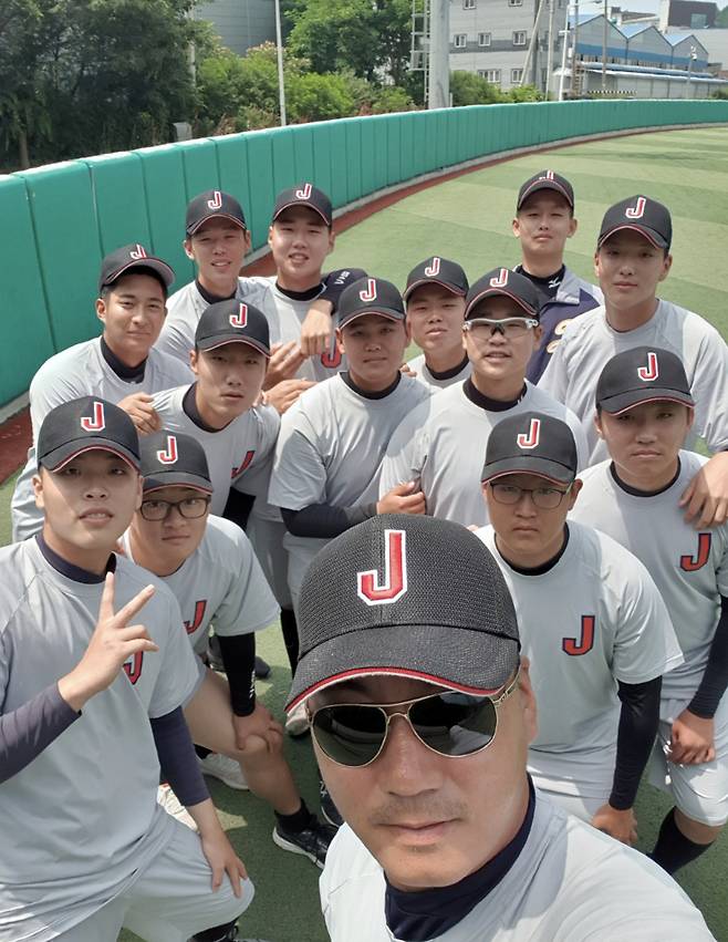 김도현 코치와 장안고 선수단