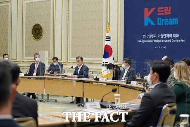 17일 오전 청와대 영빈관에서 문재인 대통령 주관 하에 24개 외국인 투자 기업인과의 대화가 열리고 있다. /청와대 제공