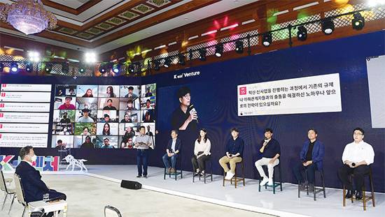 지난해 8월 청와대에서 열린 제2벤처붐 성과보고회 ‘K+벤처’에서 안성우 직방 대표가 화상 참여자들의 질문에 답하고 있다. (이충우 기자)